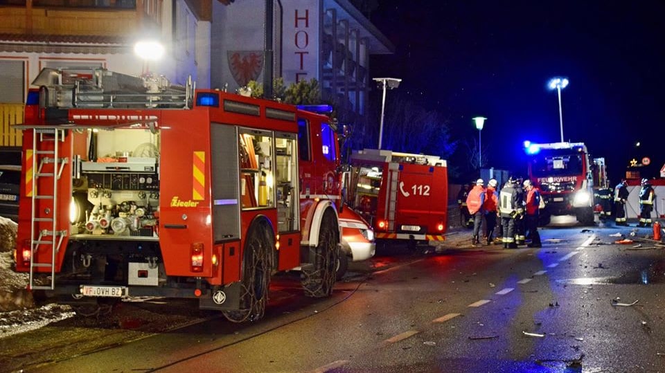 Auto vjelo v Itálii do skupiny turistů